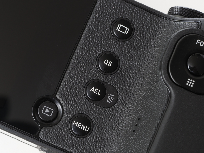 背面のボタンは数が少なくていいですね。縦に並んでいるだけで。ホクロが少ない人みたいでいいです。取り説を読みたくない私には嬉しいですね。直感的に操作設定をして、間違えたなーと思っても元に戻しやすいし。