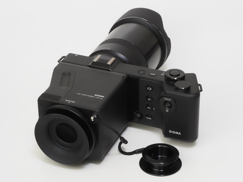 LCDビューファインダーを装着した背面。外付けの光学ファインダーもあるんですけどね。見え方は悪くないけど、dp Quattroシリーズはそれなりに画質を追い込みたくなる部類のカメラだから、しっかりとフォーカシングを確認したいわけです。