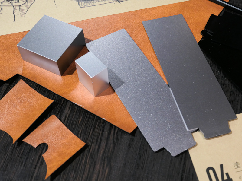 ニコンプラザに展示されていたシルバーとブラックの塗装見本。