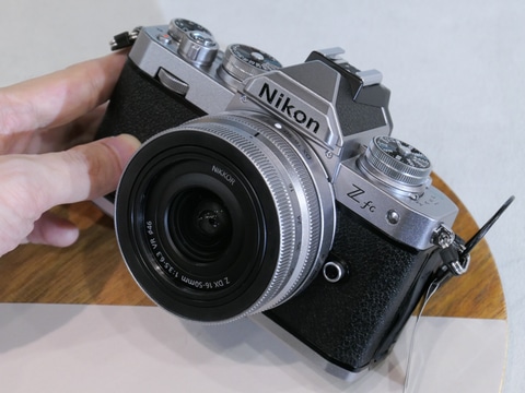 インタビュー：本日発売「ニコン Z fc」の“ヘリテージデザイン”が