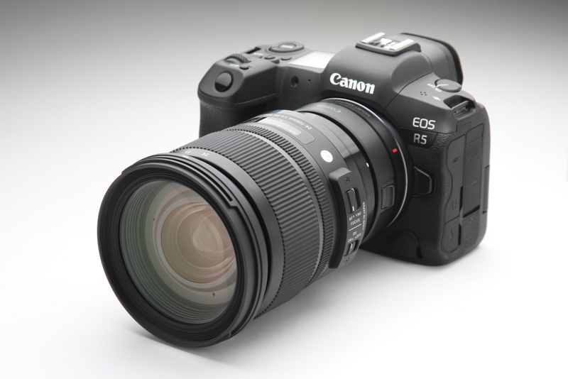 マウントアダプター EF-EOS Rを介してEOS R5に装着