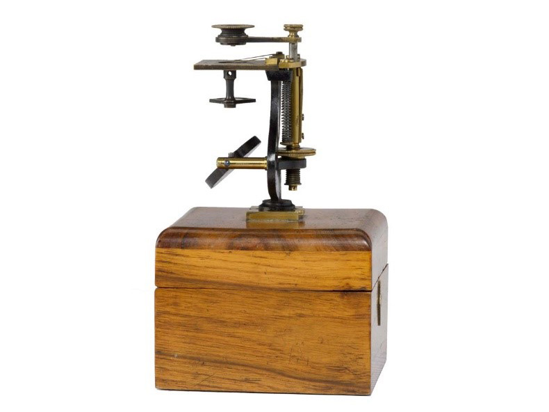 1847年にカールツァイスが製造した顕微鏡