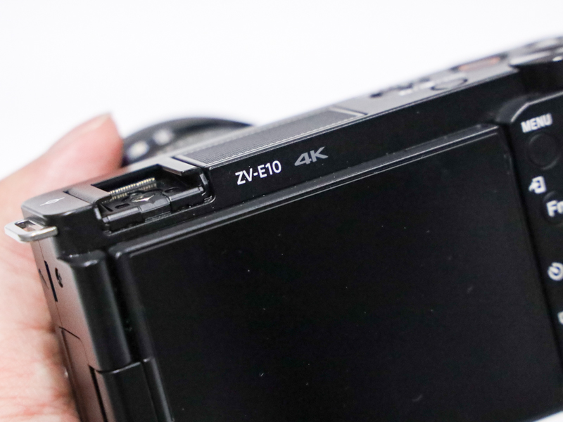 背面にモデル名が記されている