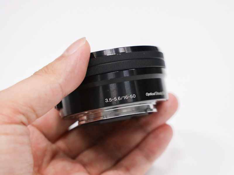 レンズを繰り出した様子