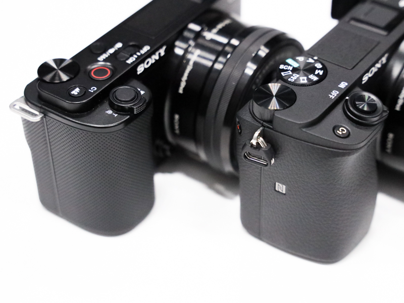 グリップの形状も異なる。ZV-E10の方が平面的だ