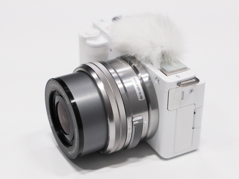 レンズを繰り出した様子