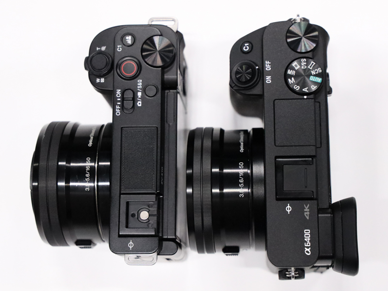 上から見ると、α6400はEVFの分だけサイズが大きいことがうかがえる（写真ではアイピースカップも装着）