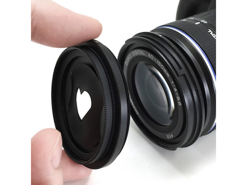 ディスクを装着したフィルターをレンズの前面に取り付ける