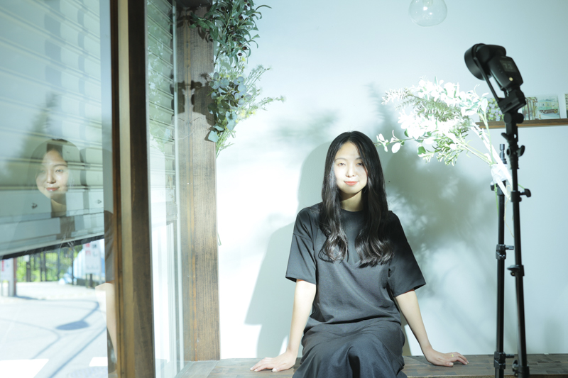 セッティングの様子。花の後ろからモデルに直接 光が当たるようにA10を発光させた。左がA10オン、右がA10オフ