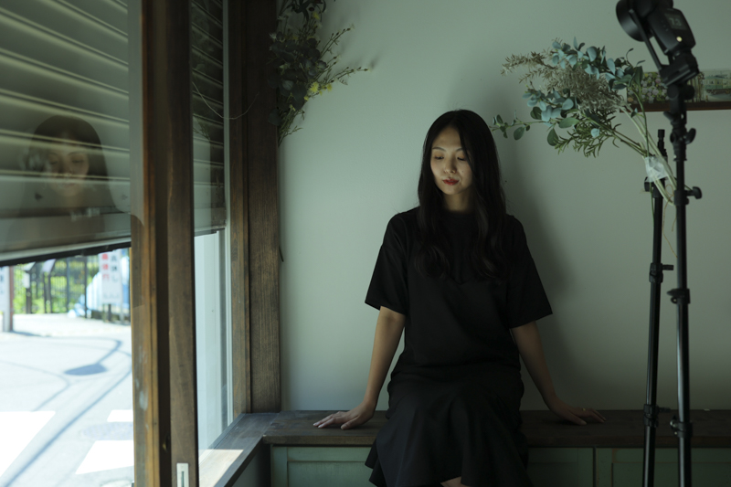 セッティングの様子。花の後ろからモデルに直接 光が当たるようにA10を発光させた。左がA10オン、右がA10オフ