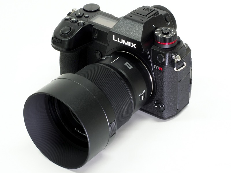 付属フードは深めの円筒形。バヨネット式で、ロックスイッチを備えるなど、実用性の高いデザインと丁寧なつくりが特徴です