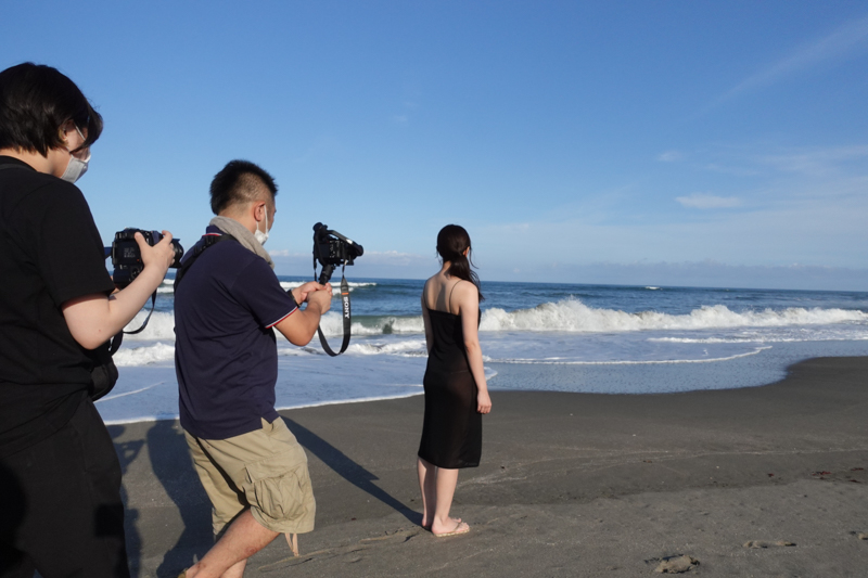 緑川ちひろさんの撮影シーンから。佐藤がソニー機で動画を撮影し、近井がOM-Dでスチルカットを収めています