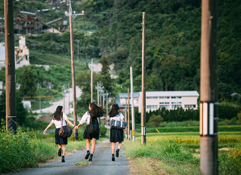 田舎 女子高 田舎と女子高生”がテーマの写真集「夏色フォトグラフィー」。インプレスより本日発売 - デジカメ Watch