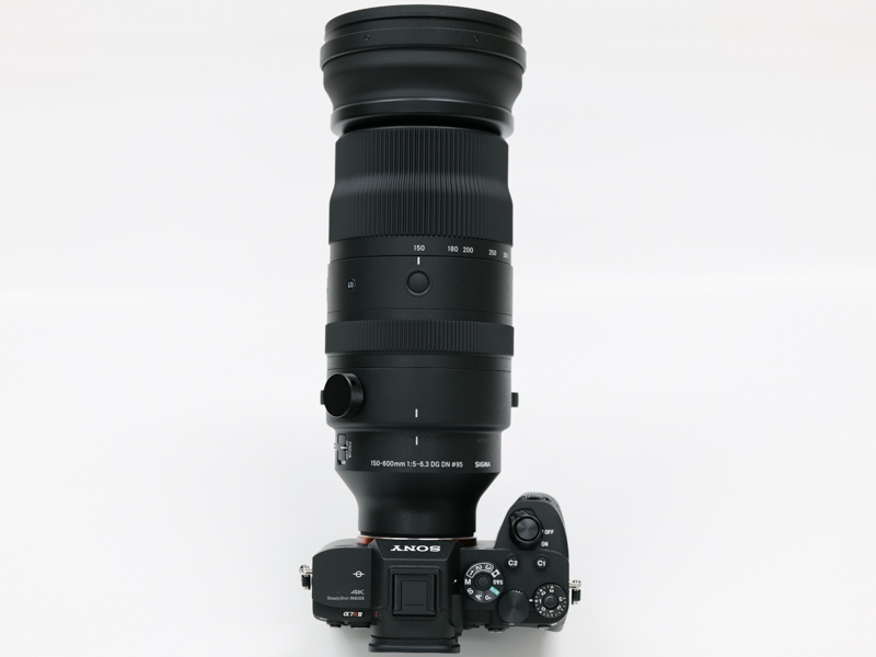 150-600mm F5-6.3 DG DN OS｜Sports。先端側からズームリング、カスタムモードスイッチ・AFLボタン（3カ所）・ズームロック/トルク量調節スイッチ、フォーカスリング、三脚座、フォーカスモード切換えスイッチ・フォーカスリミッタースイッチ・OSスイッチ・カスタムモードスイッチがならびます