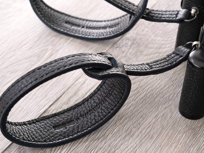 2つの穴を利用した様子。手首の輪の大きさを固定できる