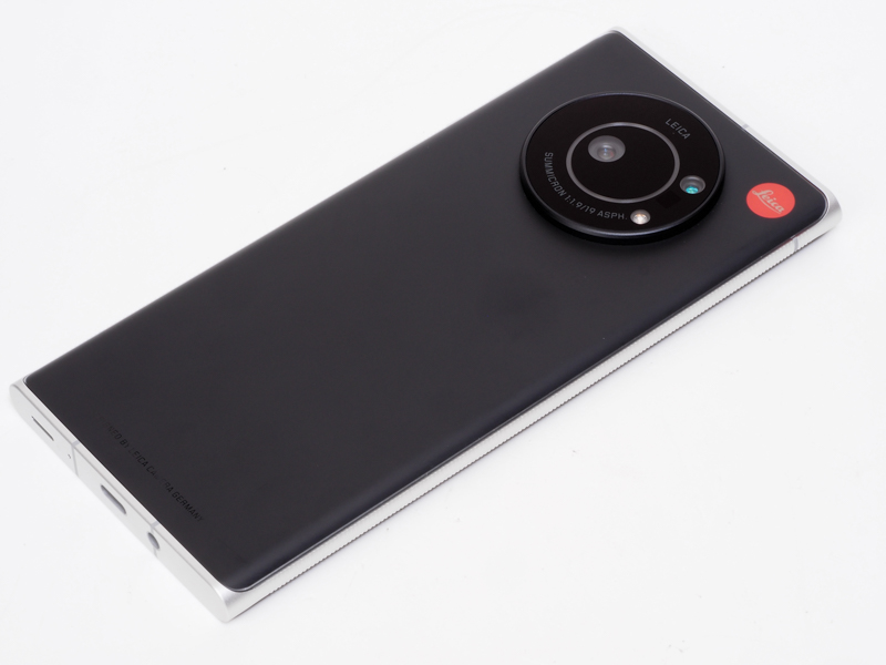 生身のLeitz Phone 1です。セーム革とかを用意して磨きましょう。