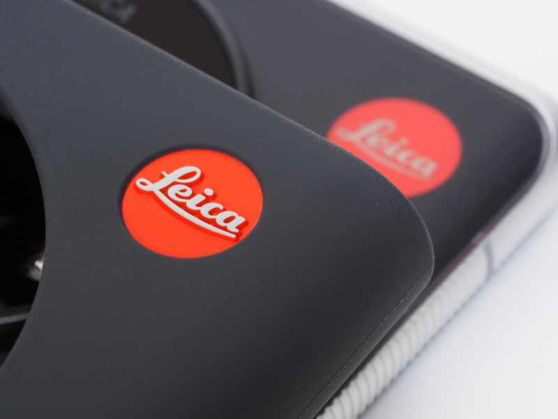 本体のLeica赤マークはプリントですね。ケースには立体的なバッヂがついています。ライカM10とかM10-Rを持っている人は自分のものと比べてください。