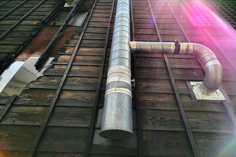 街中の配管も好物の被写体です。路地裏で見つけて軽く撮影したら派手なゴーストが出ました。これを防ぐならば「IROOA」のようなカッコいいフードをライカは用意するべきではないでしょうか。<br>Leitz Phone 1（F1.9・1/6,900秒）ISO 54