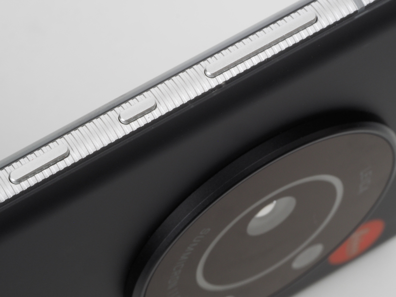 フォーカスリングをイメージしたというローレット加工。滑りにくいようにデザインされています。指の腹も心地よい感じです。ええ、もちろん本体をケースに入れると何の役にも立ちません。