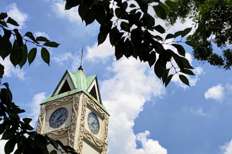 なんちゃってビックベンです。実焦点距離6.9mmですからパンフォーカスになると思いましたが、そこは開放F値がF1.9です。被写界深度は手前に浅く、奥に深い法則がちゃんと成り立っておりますね。<br>Leitz Phone 1（F1.9・1/6,000秒）ISO 52