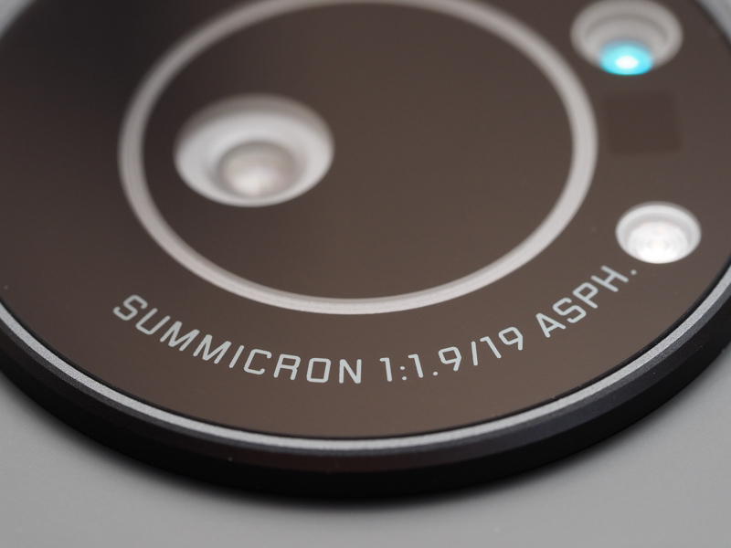 レンズ名は「ズミクロン19mm F1.9 ASPH.」です。非球面レンズの表記があるだけで、グラっときているあなた。今では珍しくないし。それにしてもズミクロンってF2のレンズのことではな……以下自粛。