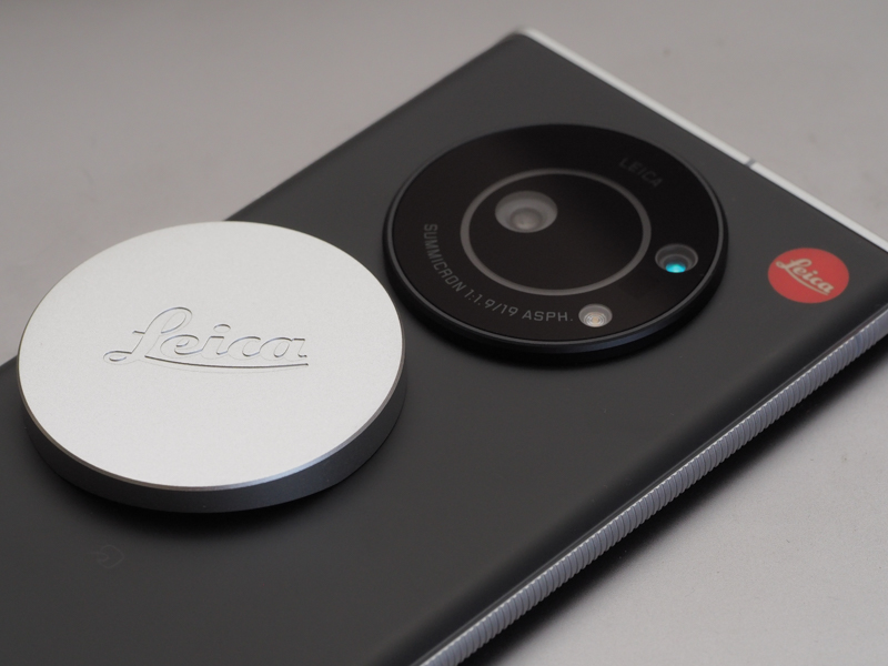 付属の金属キャップはマグネット方式で装着。径を測り忘れてしまいましたが、Mレンズとかに応用できないでしょうか。