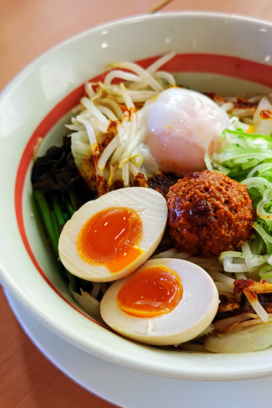 スマホ写真ですから飯テロはマストな行為です。「台湾まぜそば」を撮影しました。正直、最短撮影距離はもうちょい頑張りたいですね。この条件だと被写界深度が浅いです。昨今流行の料理写真みたいで少しイヤ。合焦したゆで卵の質感描写はかなりいいです。<br>Leitz Phone 1（F1.9・1/100秒）ISO 83