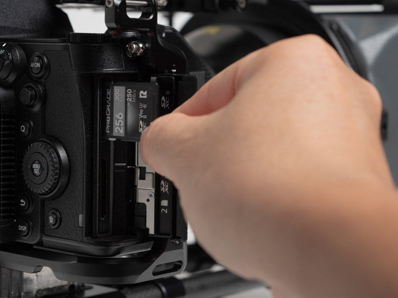 LUMIX S1Hのカードスロット。本モデルは両スロットともにSD UHS-IIに対応している