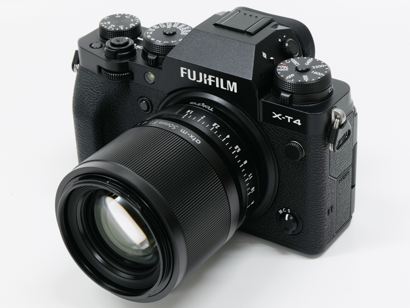 X-T4に装着した状態。鏡筒はマウントがまっすぐ円筒形に伸びたようなサイズ感で取り回しがしやすい