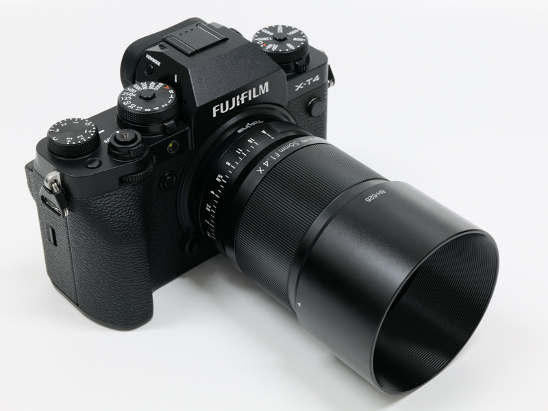 フードを装着した状態。鏡筒と同じく金属製のため鏡筒との一体感が高いデザインとなっている