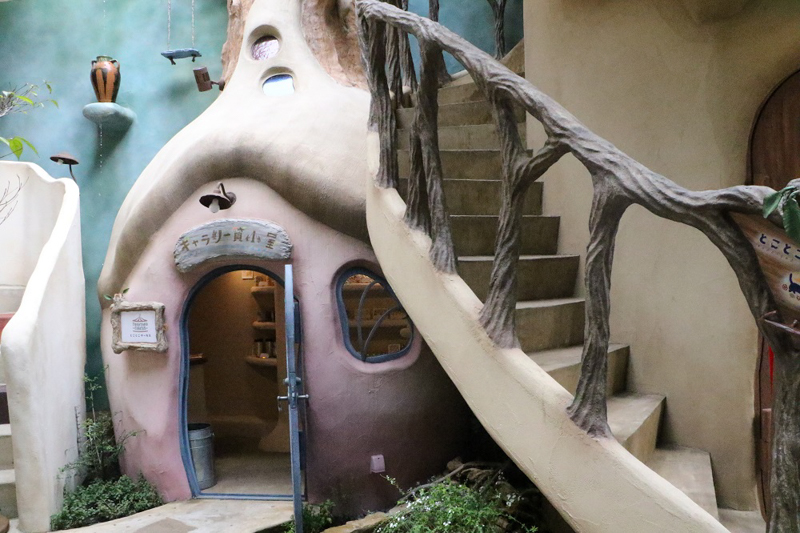 まるで絵本の世界から抜け出してきたようなかわいいお店です。狭いながらも楽しい空間をお楽しみください。