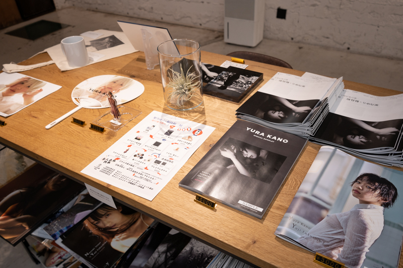 夏祭りにちなんで“うちわ”などのグッズ販売も