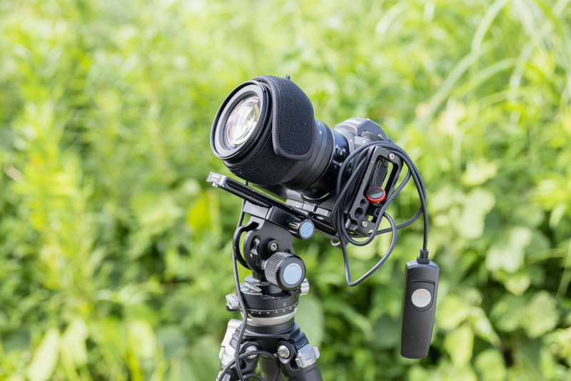 撮影機材の例。レンズヒーターとレリーズを取り付けている