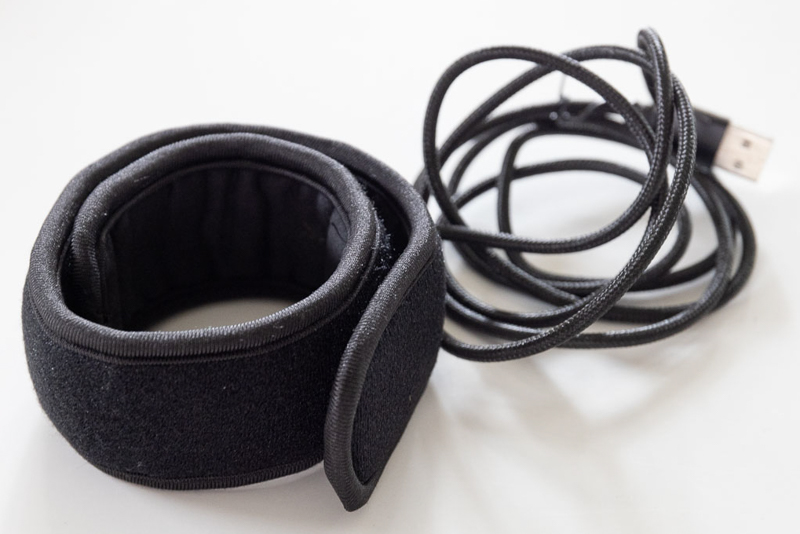 レンズヒーターの例。USBケーブルが付いている