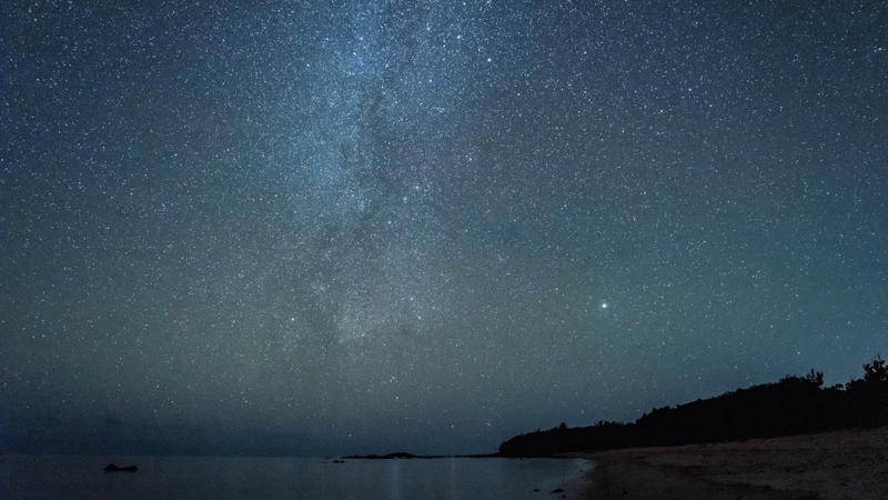 タイムラプス動画にした静止画カットの1コマ<br><span class="fnt-85">Nikon D810A / AF-S NIKKOR 24-70mm f/2.8G ED（24mm） / マニュアル露出（F2.8・10秒） / ISO 12800 / WB：マニュアル（3200K）</span>