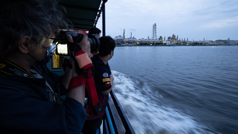太陽が水平線に沈み、辺りは徐々に夜の風景へ。海上で体験する昼から夜への移りゆきはとてもドラマチック。ただ船の速度は思っていたより速く、ときおり乗り上げる水中のうねりによって、カメラのファインダー像も大きく揺られてしまう。カメラを構えながら体のバランスを取るのはなかなか大変。