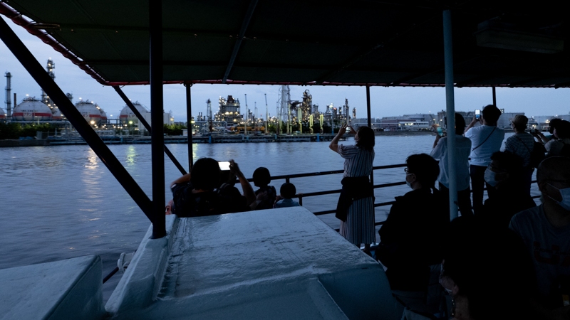 クルーズ船は沿岸に建ち並ぶ工場などの見所を丁寧に回ってくれる。随所で千葉港の歴史を説明してくれるアナウンスも入り、とても興味深い。乗客もみんな思い思いに写真撮影。スマホでの撮影が多いなかでは、マイクロフォーサーズで小型とはいえ、大きな白いレンズを構える姿は目立ってしまう。撮影目的で乗船する際は自分の周囲にも目を配ろう。