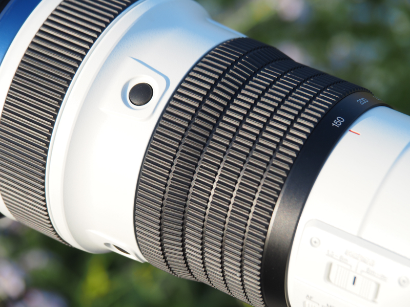 高級超望遠レンズらしく、フォーカス位置のプリセット機能が搭載されている。鏡筒左手の「L-Fn/PRESETスイッチ」をPRESETにセットしたうえで、いちど被写体にフォーカスを合わせ、レンズ鏡筒右手にあるSETボタンを音が鳴るまで押す。すると次回からはレンズ先端部のL-Fnボタンを押すだけで、瞬時にプリセット位置にフォーカスが移動する。暗い中でのフォーカス合わせなどに重宝する機能だ。