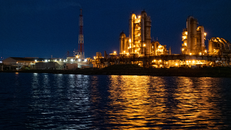 いつしか周囲も暗くなり、輝く工場の灯りが海面に反射して煌びやかな光景を見せてくれる。海面の輝きも一緒に撮りたい場合は広角〜標準レンズも併用するとよい。ただし揺れる船上でのレンズ交換はリスキーなので、可能ならば2台のカメラを用意することをお勧めする。