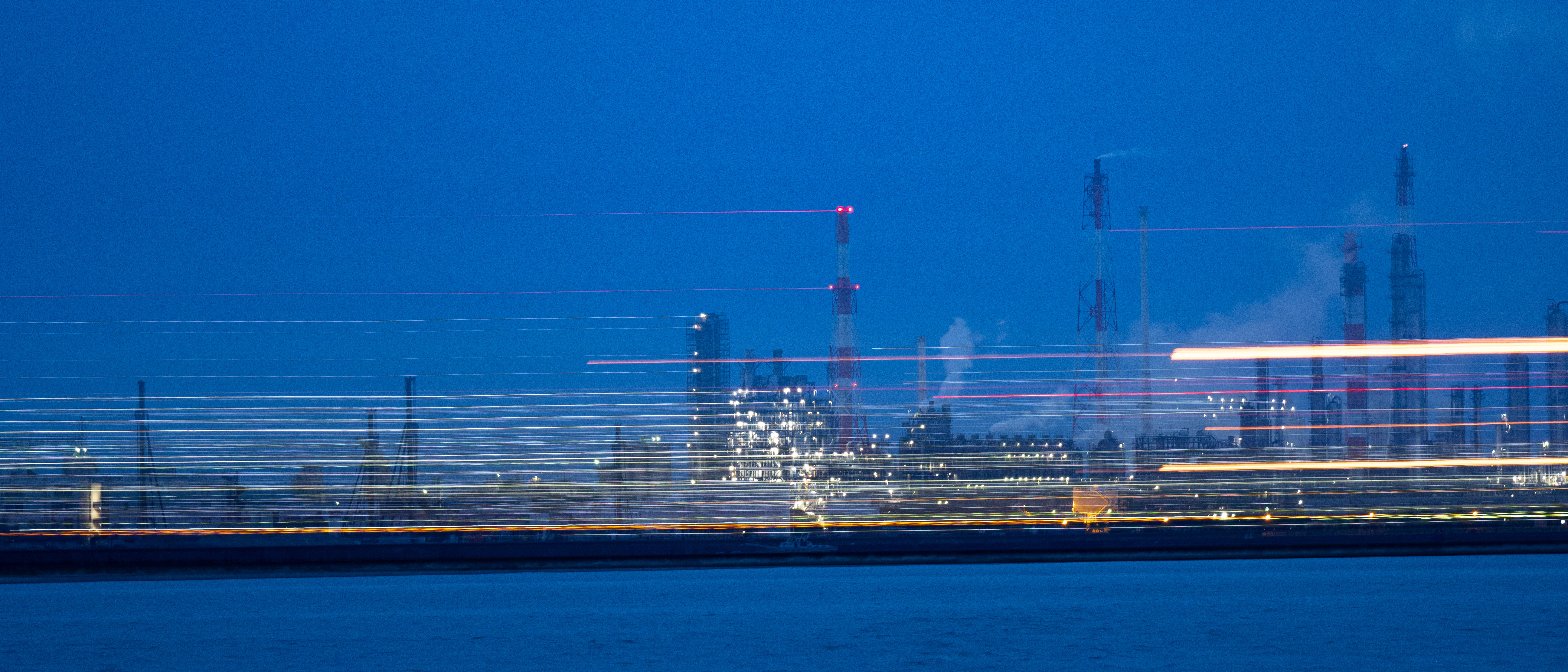 こちらも同じく1秒の露光で撮影したものだが、船の移動によるブレを逆手に取って、工場の点光源で描かれた光跡を捉えたものだ。この時は比較的波も穏やかで船の上下揺れも少なく、カメラの手ブレ補正の効果もあり、工場の建物はほとんどぶれていないように見える。結果的に幻想的なシーンとなった。これも機材の進化によって生み出される新しい表現のひとつといってよいだろう。