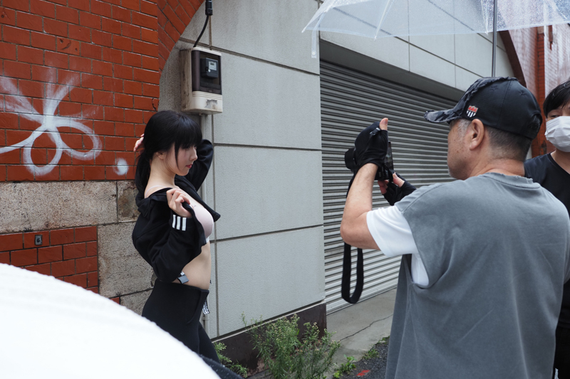 後述する撮影シーンのひとコマ。SIGMA fpシリーズはコンパクトで手への収まりが良い