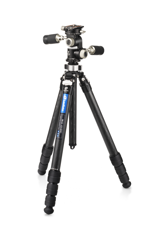 LQ-324Cは32mm径の4段式で、エレベーター機能を備えたハイエンドカーボンシリーズ。材質は超々ジュラルミンによる10層マルチカーボン。FW-01Rはレオフォト初の3ウェイ雲台。2本のハンドルは折り畳み構造を備え、コンパクトになる。カメラ取付部はパン操作が可能で、これを合わせると4ウェイ式となる。