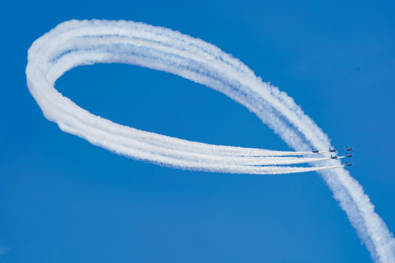 ブルーインパルスの一糸乱れぬ編隊飛行によって大空に引かれたスモークは、美しくフォトジェニックで、航空祭に訪れるファンを魅了します。<br>ソニーα9・70-400mm F4-5.6 G SSM II・1/1,600秒・F8・ISO 250・AWB（美保基地航空祭）