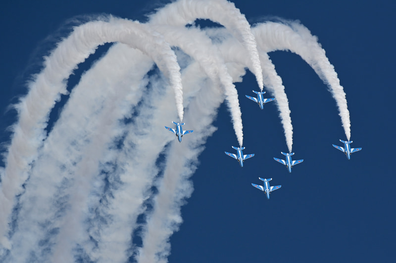 松島基地航空祭で撮影したブルーインパルス。記事後半では、被写体としてのブルーインパルスの魅力も紹介します<br>ニコン Z 7・AF-S NIKKOR 200-500mm f/5.6E ED VR・1/2,000秒・F11・ISO 720・AWB