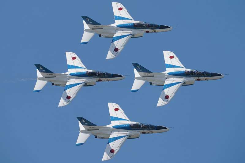 航空祭では定番の課目「ファンブレイク」。飛行する翼の間隔が1mほどに接近することもあるという光景は、スモークを出していなくても迫力。高速かつ低空での飛行で、観客とも近いため、撮影はなかなか手ごわいシーンです。<br>ソニーα9・シグマ150-600mm F5-6.3 DG OS HSM｜C・1/3,200秒・F10・ISO 1000（三沢基地航空祭）