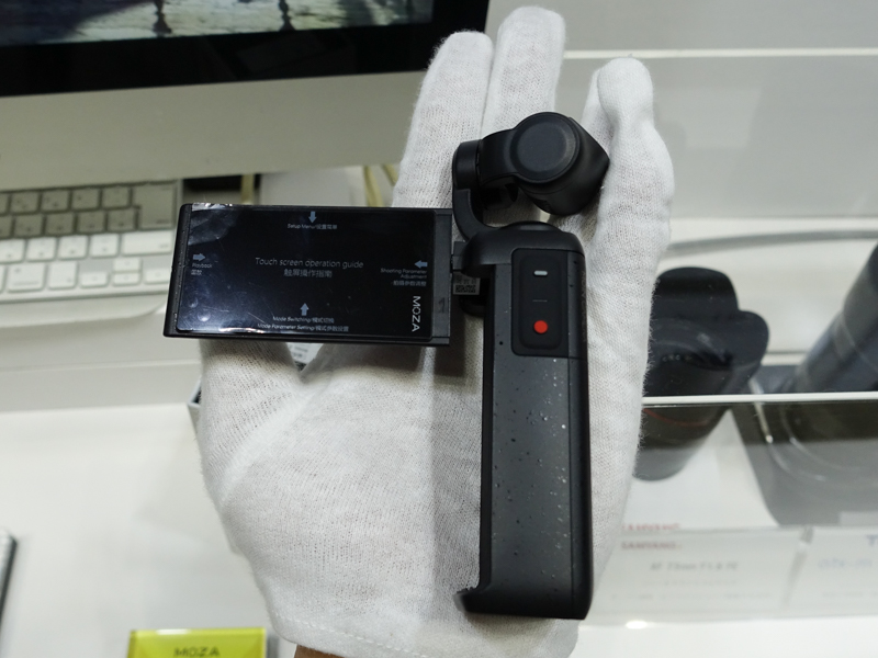 <a href="https://dc.watch.impress.co.jp/docs/news/1331767.html">6月に開催された「PHOTONEXT 2021」でも実機が展示されていた。</a>外形寸法は129×37.8×32mmで手のひらにのるサイズ感。重量は175g