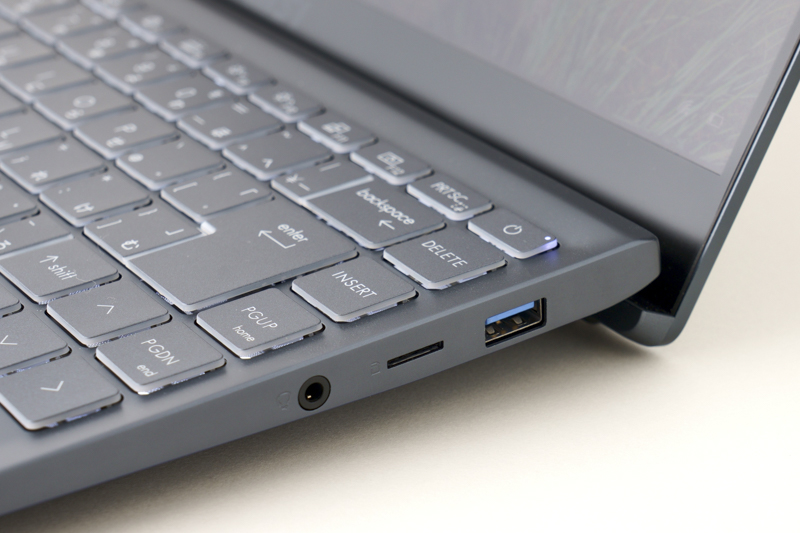 左からヘッドホン出力（Hi-Res対応）/ マイク入力×1、microSDスロット、USB 3.2 Gen1 Type-A×1