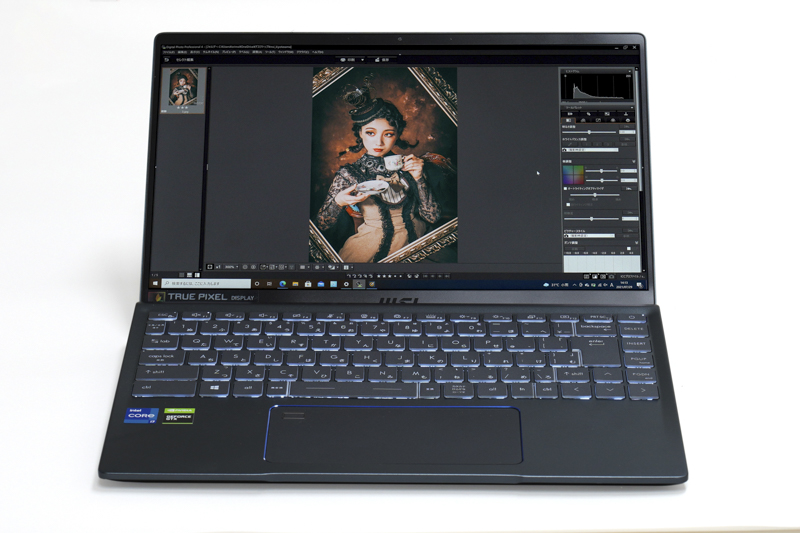 4K（3,840×2,160）のノングレア液晶モニターを搭載。色域はAdobe RGB相当