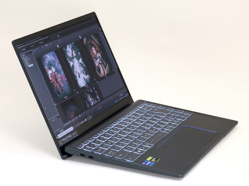 液晶モニターを開くとキーボード部が自動的に傾斜する