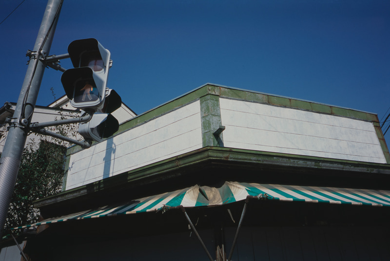 New FM2はあまりプライベートでは使用していないと思うのですが、アサインメント撮影の後の残りコマにこのカットが出てきました。フィルムが余って気まぐれに撮影したんでしょうけど、小型軽量のカメラじゃないとこういう悪戯はしないものです。<br>ニコンNew FM2   NIKKOR-N Auto 24mm F2.8（Ai改）（F8・1/250秒）フジクロームプロビア100F